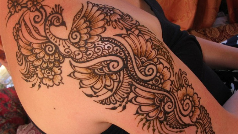 What Are Some Unique Patterns in Gold Henna Designs?