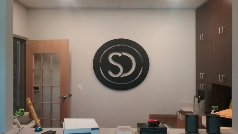 Business Lobby Signs: Making a Statement from the Entrance