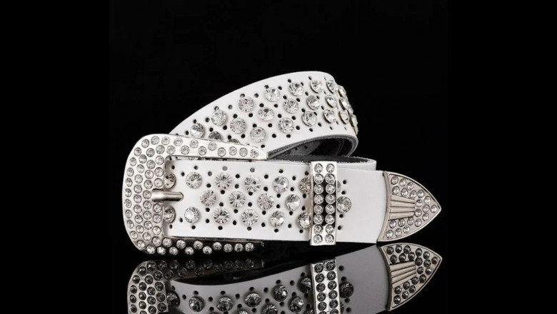 How to Style Rhinestone Belts & T-Shirts for a Glam Look