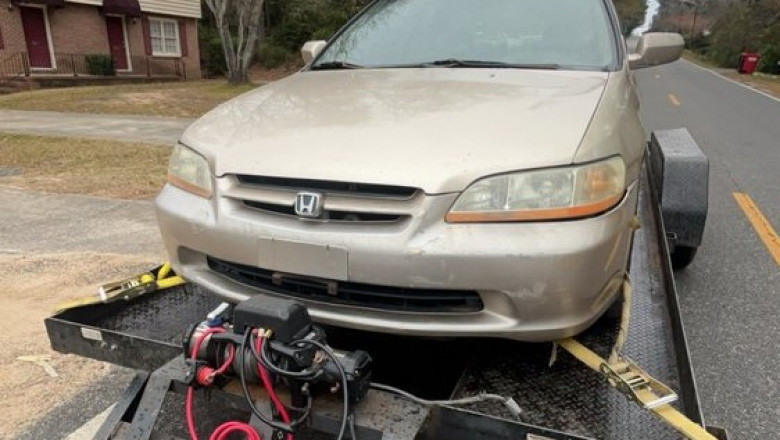 How Does a Tow Truck Handle an Accident Scene on a Busy Highway?