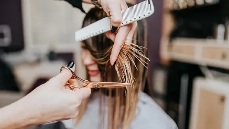 Struggling With Frizz? Hair Stylist Services That Work