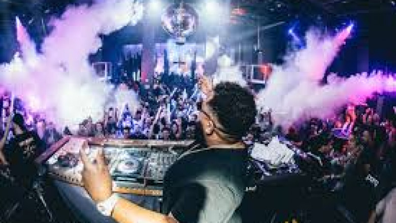 Top DJ Services M25 and DJ Services London – Hire Professional DJs from Fizz DJ