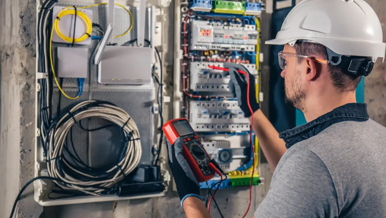 How Electrician Detects a Voltage Drop Before It Damages Equipment?