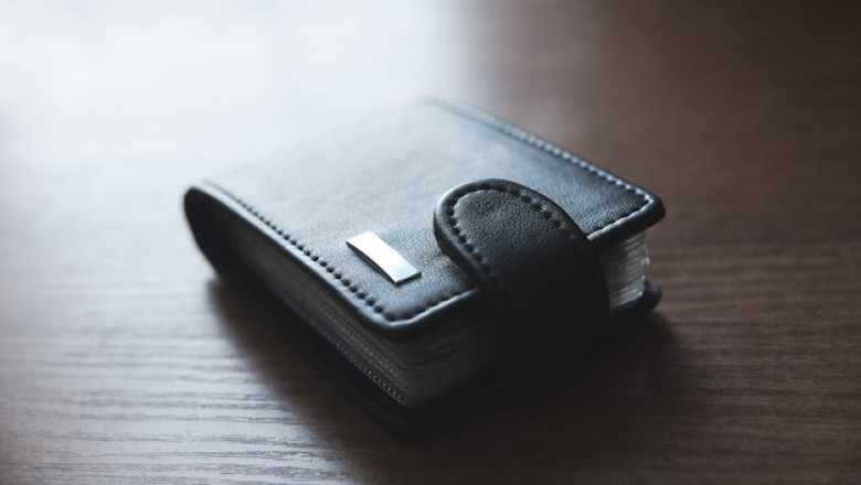 Sleek and Sophisticated: Men’s Leather Wallets and AirPods Pro Cases to Match