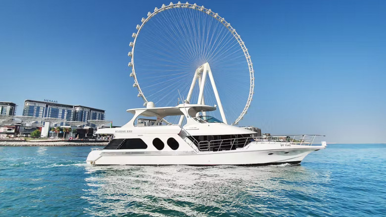 Luxury 1-Hour Yacht Ride Experience in Dubai