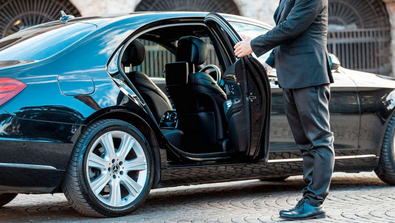 Personalized Dubai Travel with Your Own Private Car and Driver