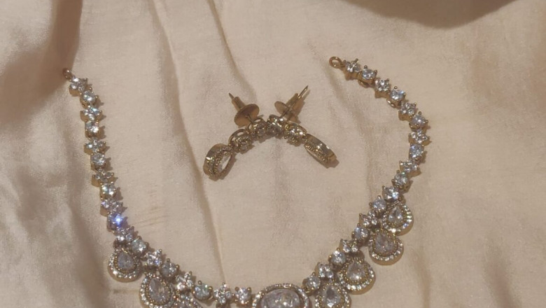Elegant Jewelry Picks: Bangles for Women and Gold Chain Styles That Never Go Out of Fashion